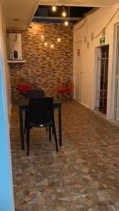 カンペチェにあるHotel Murallas Capitalのレンガの壁の客室で、テーブルと椅子が備わります。