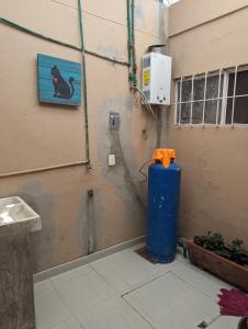 Ecke eines Zimmers mit einem Warmwasserbereiter in der Unterkunft Barcena in Durango