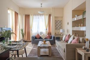 HiGuests - Cheerful Apt With Stunning Views in Port Saeed في دبي: غرفة معيشة مع أريكة وطاولة