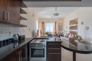 Una cocina o zona de cocina en HiGuests - Cheerful Apt With Stunning Views in Port Saeed