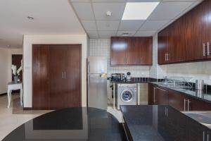 Una cocina o zona de cocina en HiGuests - Cheerful Apt With Stunning Views in Port Saeed