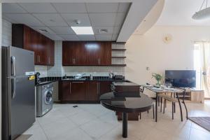 Una cocina o zona de cocina en HiGuests - Cheerful Apt With Stunning Views in Port Saeed
