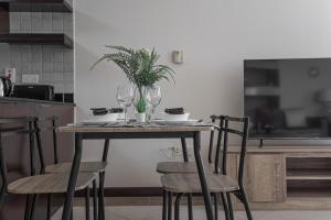 Una cocina o zona de cocina en HiGuests - Cheerful Apt With Stunning Views in Port Saeed