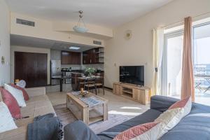 Una televisión o centro de entretenimiento en HiGuests - Cheerful Apt With Stunning Views in Port Saeed