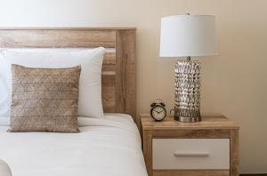 Cama o camas de una habitación en HiGuests - Cheerful Apt With Stunning Views in Port Saeed