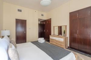 Cama o camas de una habitación en HiGuests - Cheerful Apt With Stunning Views in Port Saeed