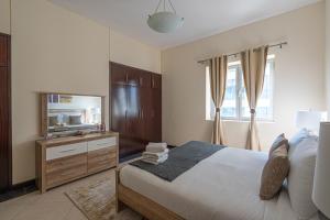 Cama o camas de una habitación en HiGuests - Cheerful Apt With Stunning Views in Port Saeed