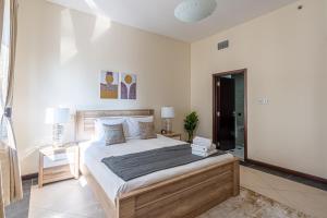 Cama o camas de una habitación en HiGuests - Cheerful Apt With Stunning Views in Port Saeed