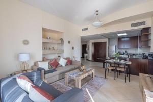 Zona de estar de HiGuests - Cheerful Apt With Stunning Views in Port Saeed