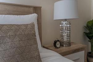 Cama o camas de una habitación en HiGuests - Cheerful Apt With Stunning Views in Port Saeed