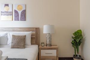 Cama o camas de una habitación en HiGuests - Cheerful Apt With Stunning Views in Port Saeed