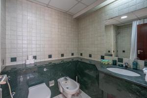 Un baño de HiGuests - Cheerful Apt With Stunning Views in Port Saeed