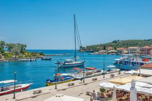 een groep boten is aangemeerd in een haven bij Paxos Fairytales House 1 in Gaios