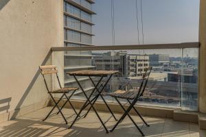 Un balcón o terraza de HiGuests - Cheerful Apt With Stunning Views in Port Saeed