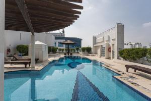 HiGuests - Cheerful Apt With Stunning Views in Port Saeed في دبي: مسبح كبير فوق مبنى