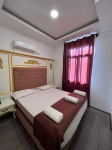 1 dormitorio con 1 cama grande y 2 toallas. en NAGAS Hotel & Restaurant at Historical Part of Nicosia en Nicosia