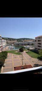 Blick auf einen Parkplatz in einer Stadt in der Unterkunft Plage des quilles in Sète