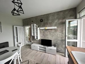 ein Wohnzimmer mit einem TV an der Wand in der Unterkunft Apartment Enina in Weliko Tarnowo