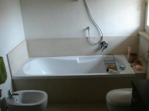 bagno con vasca e servizi igienici di La Monella a Carpaneto Piacentino