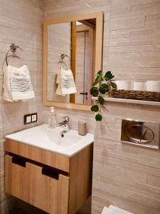 Appartement moderne au décor raffiné في القنيطرة: حمام مع حوض ومرآة