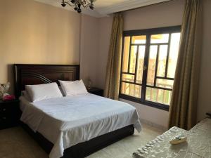 - une chambre avec un grand lit et une fenêtre dans l'établissement Rehab City VIP Full Serviced Apartment الرحاب Guest satisfaction guaranteed, au Caire