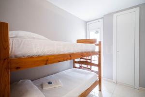 ein paar Etagenbetten in einem Zimmer in der Unterkunft Appartement Gran Reserva 9 - WeHostYou in Empuriabrava + 8 Fotos