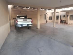 een grote garage met een vrachtwagen erin geparkeerd bij Departamento Mendoza in Mendoza