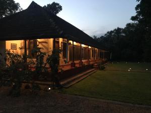 Taman di luar Kuruvinakunnel Tharavadu