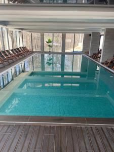 Una gran piscina en un edificio con sillas. en Milmari N53, en Kopaonik