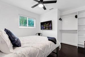 a bedroom with a bed and a ceiling fan at Spacious 5 Bedrooms with Large Pool, 12 minutes to the Ocean in Fort Lauderdale