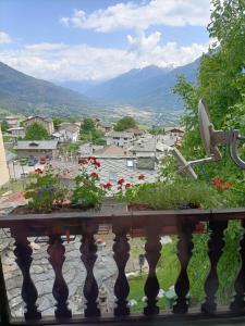 een balkon met uitzicht op de stad bij Maison du Mont in Aosta