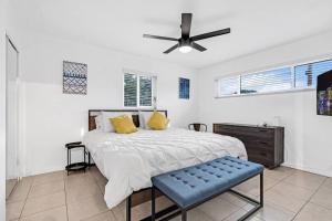 a bedroom with a bed and a ceiling fan at Spacious 5 Bedrooms with Large Pool, 12 minutes to the Ocean in Fort Lauderdale