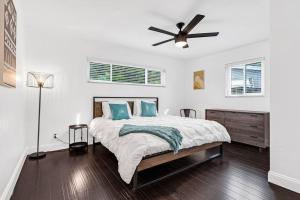 a bedroom with a bed with a ceiling fan at Spacious 5 Bedrooms with Large Pool, 12 minutes to the Ocean in Fort Lauderdale