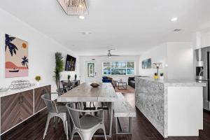 a kitchen and dining room with a table and chairs at Spacious 5 Bedrooms with Large Pool, 12 minutes to the Ocean in Fort Lauderdale