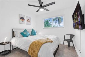 a bedroom with a bed and a ceiling fan at Spacious 5 Bedrooms with Large Pool, 12 minutes to the Ocean in Fort Lauderdale