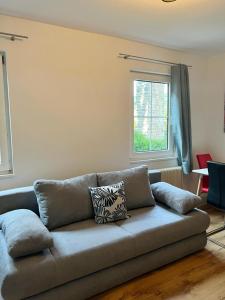 a couch in a living room with a window at Moderne Ferienwohnung nahe Zentrum Waidhofen/Ybbs in Waidhofen an der Ybbs