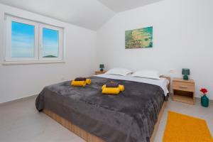 um quarto com uma cama grande com almofadas amarelas em Villa Vista em Mlini