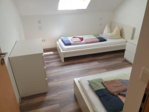 Ferienwohnung 3 - Gourmetzimmer في Bestensee: غرفة صغيرة بها سرير وأريكة