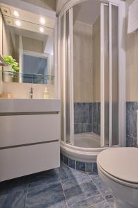 ein Bad mit einem WC und einer Dusche in der Unterkunft La Casa de Julia Apartamento nuevo y céntrico in Santiago de Compostela