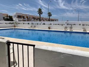 Bazén v ubytování Urb Las Cañas I Apartamento F2 nebo v jeho okolí + 20 fotografií