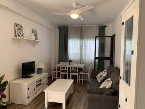 TV a/nebo společenská místnost v ubytování Urb Las Cañas I Apartamento F2