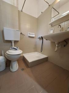 un baño con inodoro y lavabo en Apartments by Evita's Resort, en Poros