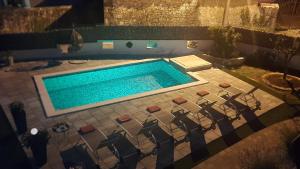 - une vue sur la piscine entourée de chaises dans l'établissement Apartments Katarina, à Poreč