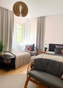 1 Schlafzimmer mit 2 Betten, einem Sofa und einem Fenster in der Unterkunft Mathilde Zimmervermietung in Lengede