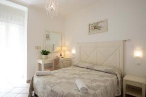 A bed or beds in a room at Hotel Explorer