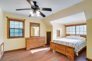 een slaapkamer met een bed en een plafondventilator bij Pet-Friendly Jefferson Home Near Lake O the Pines in Jefferson