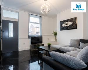 A seating area at Stylish House By Keysleeps Central&Free Parking&Games Room At St Helens