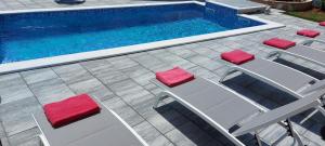 Kolam renang di atau dekat dengan Apartments Katarina
