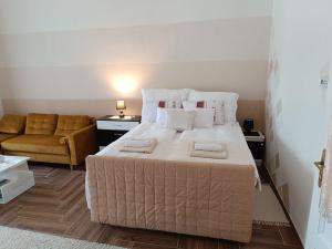 Postel nebo postele na pokoji v ubytování Kiskastély Apartman