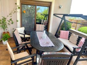 una mesa de patio y sillas en un porche en Seaview Villa - Amazing Sea & Mountain View en Koskinou